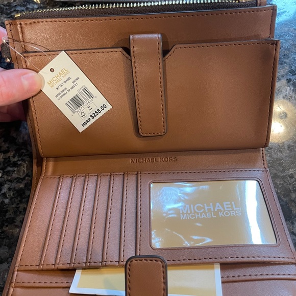 Michael Kors Set - Picture 7 of 9